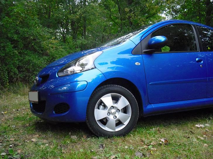 Toyota Aygo Plus Blue III 5D - Tur i Skoven på afhentnings dagen =) billede 2