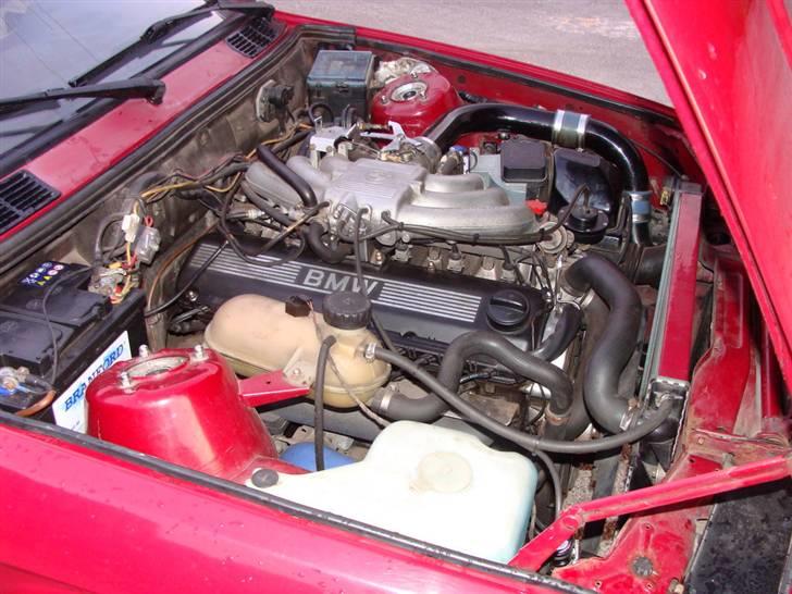 BMW 320i Turbo "Solgt" billede 16