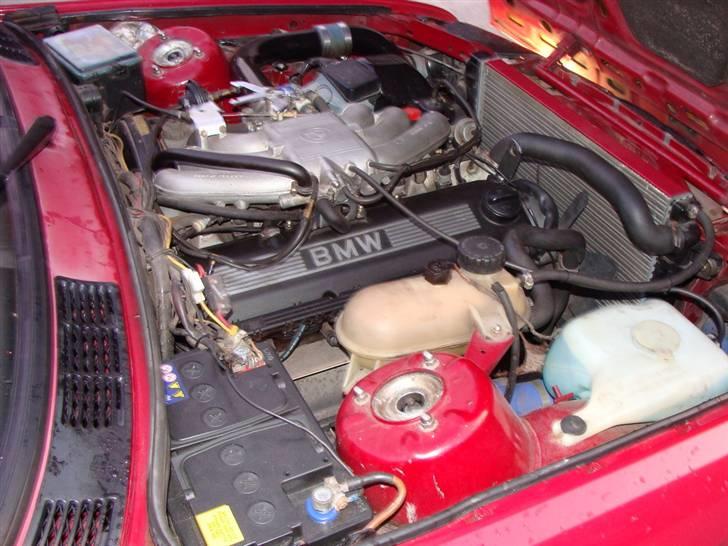 BMW 320i Turbo "Solgt" billede 17