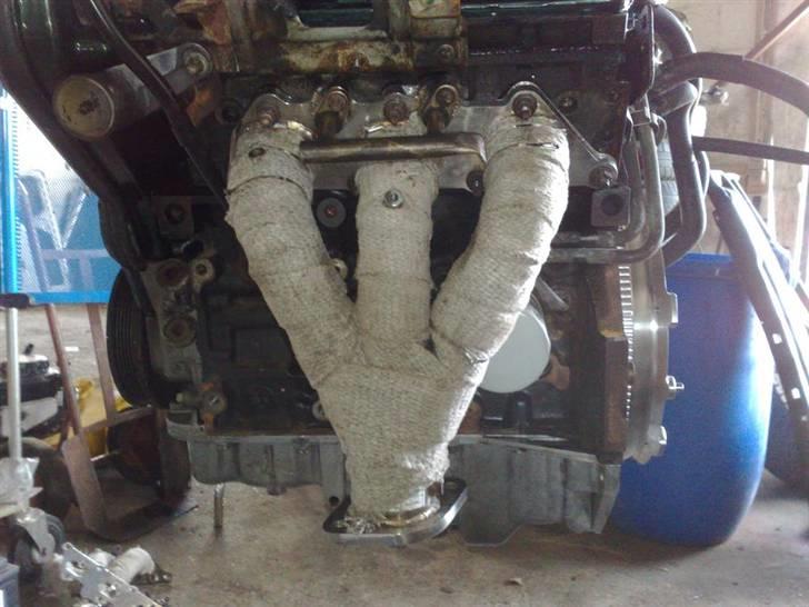 Opel vectra v6 sport - den ene af de rustfri bananmanifolde,pakket ind i powerwrap for at lede varmen hurtigt væk billede 13