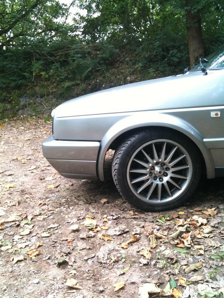 VW Golf II [SOLGT] - Skal lii have lidt bredere fælg på.. Det bliver nok først engang til sommer når den kommer ud at køre ;) billede 4