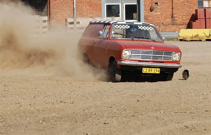 Opel Kadett B 1,2 Van aka: "Hønen II" - Endnu et action shot. Bemærk den løbske hjulkapsel. billede 8