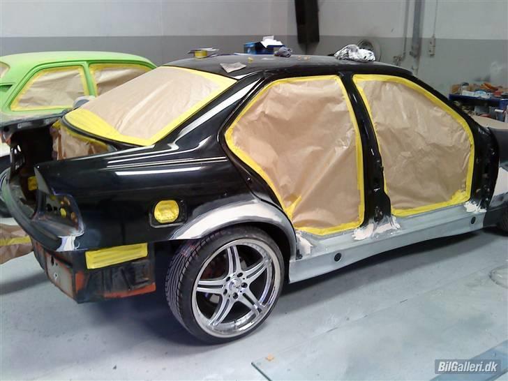 BMW 318i e36 [Tidl. bil] - under ombygning hos maleren, fik også rullet skærme samtidig :)  billede 16