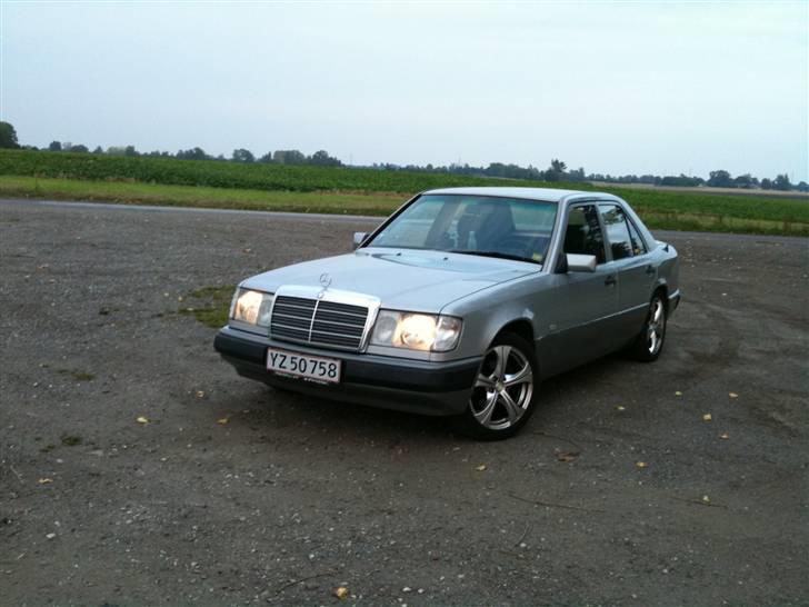 Mercedes Benz 230E - Forfra billede 1