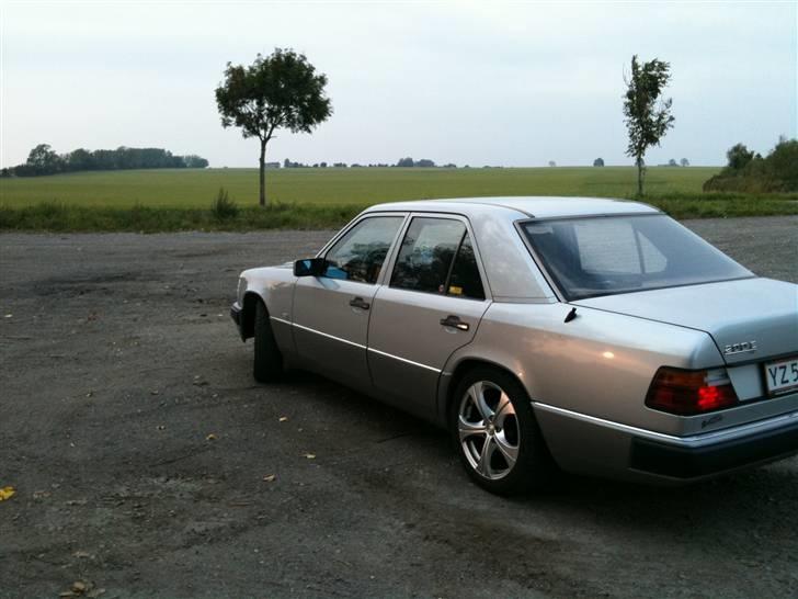Mercedes Benz 230E - Skråt bagfra billede 3
