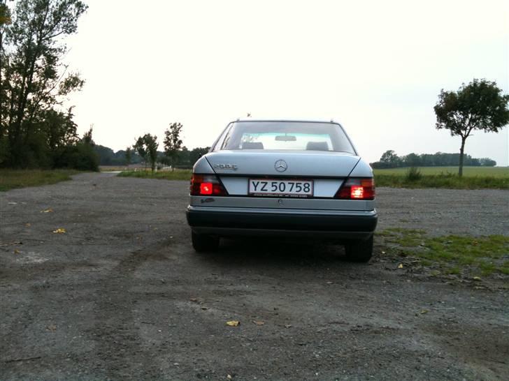 Mercedes Benz 230E - Bagenden billede 4