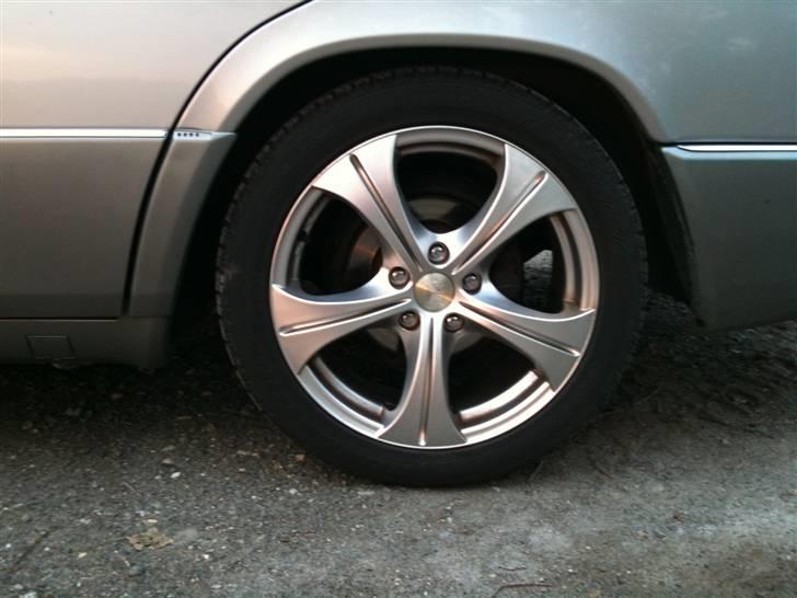 Mercedes Benz 230E - De 17" alufælge som jeg syntes ser rigtig pæne ud til bilen billede 10