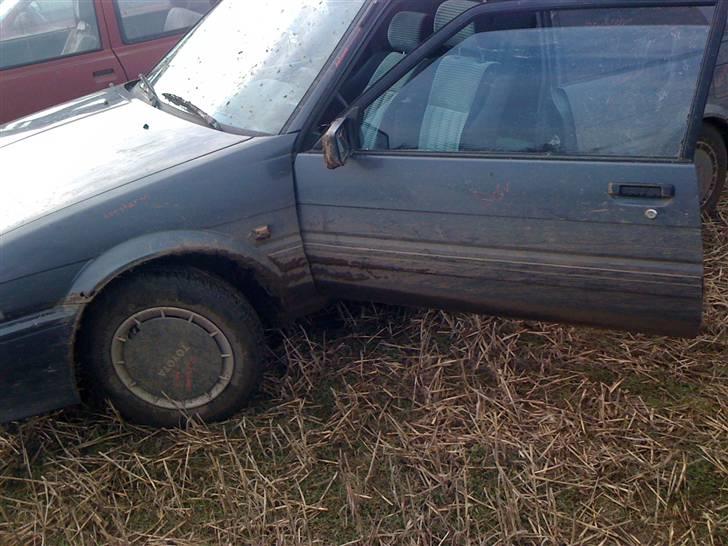 Toyota Corolla DX California - skulle lige ha´ en tur på marken...bliver sjovere når den må køre på vejen... billede 5