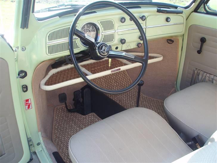 VW Type1 1500 Cabriolet - Interiør i gammel stil, bambushylde og kokos måtter på gummi bund. billede 6