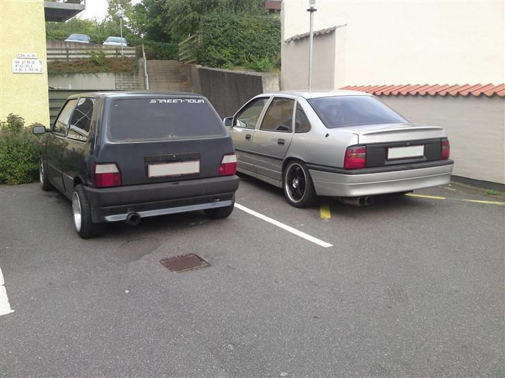 Opel Vectra 2000 T | SOLGT | - - Vectra´en og min gamle Uno Turbo :) billede 13