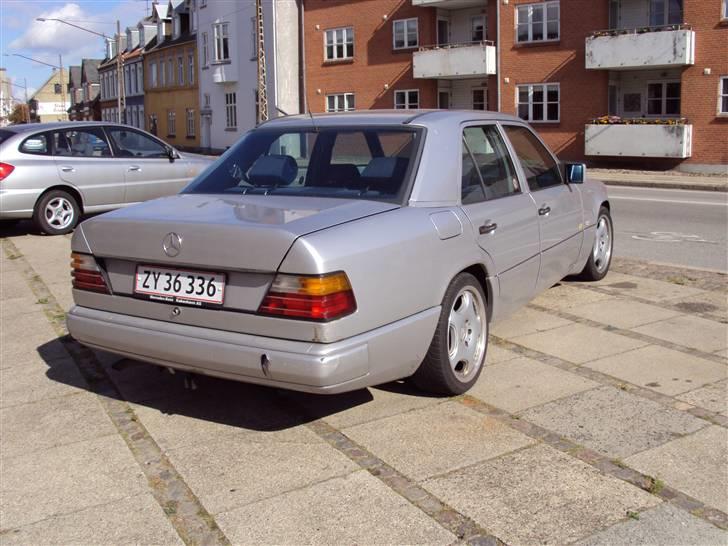 Mercedes Benz 230-300E billede 2