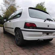 Renault Clio 16v    **SOLGT**