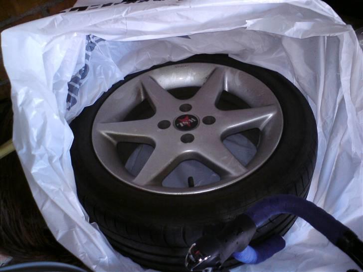 Mazda 323 F - gamle fælge som følger med billede 9