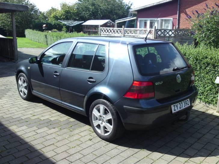 VW Golf IV 5 dørs "total skadet" billede 4