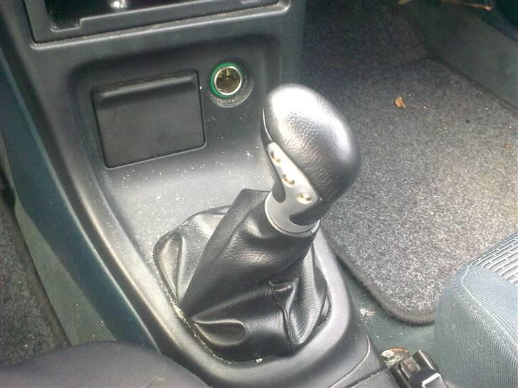 Mazda 323 F BA *Solgt* billede 5