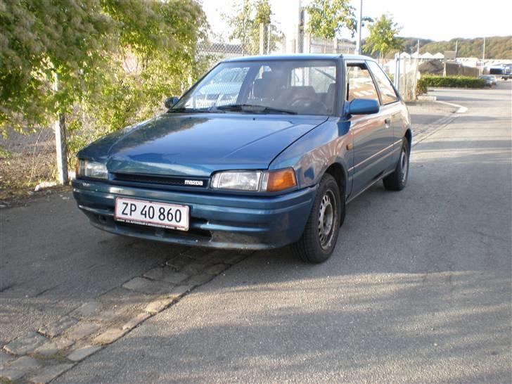 Mazda 323 1,3 16v *SOLGT*  billede 1