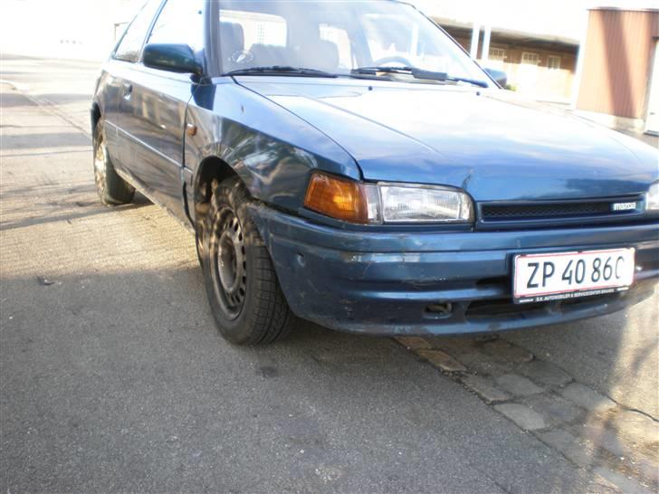 Mazda 323 1,3 16v *SOLGT*  billede 2