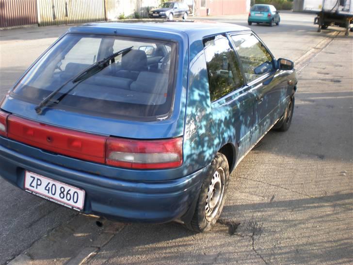 Mazda 323 1,3 16v *SOLGT*  billede 3