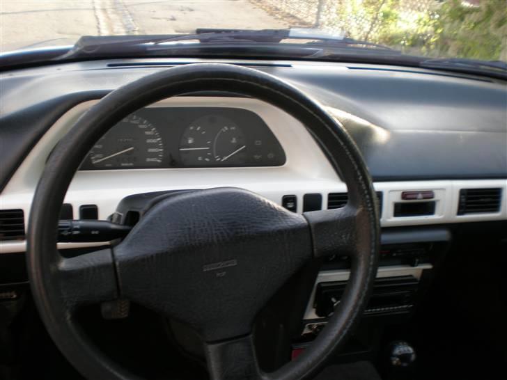 Mazda 323 1,3 16v *SOLGT*  billede 6