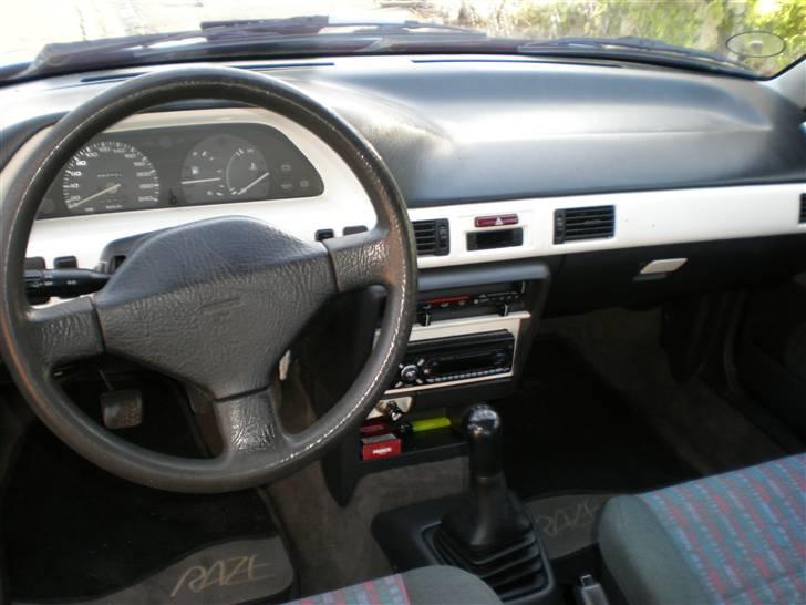 Mazda 323 1,3 16v *SOLGT*  billede 9