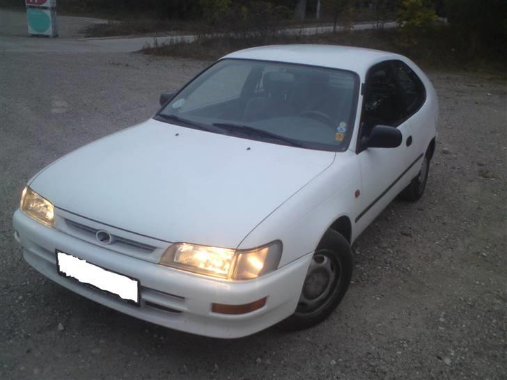 Toyota Corolla E10 1.3 Xli. (skrottet) - Bilen forfra. den er dejlig ! :P billede 2
