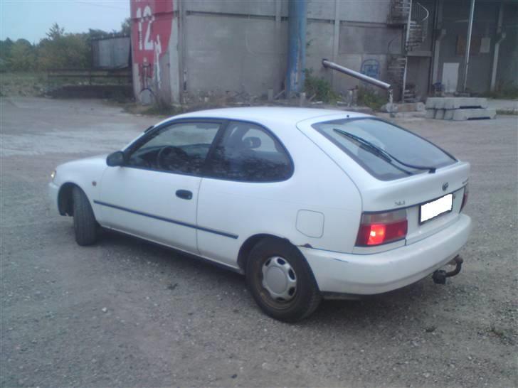 Toyota Corolla E10 1.3 Xli. (skrottet) - Bilen fra venstre . der er lidt rust i bagerste skærmkanter. ikke noget alvorligt  billede 3