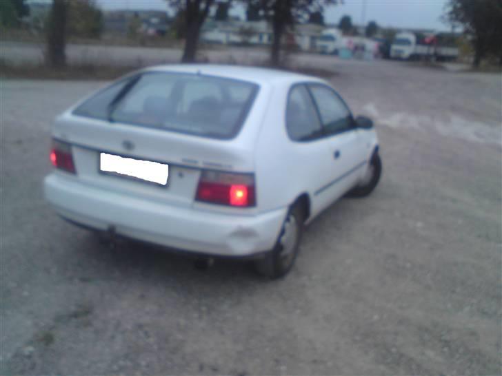 Toyota Corolla E10 1.3 Xli. (skrottet) - Bilen bagfra. billedet blev lidt utydligt  billede 4