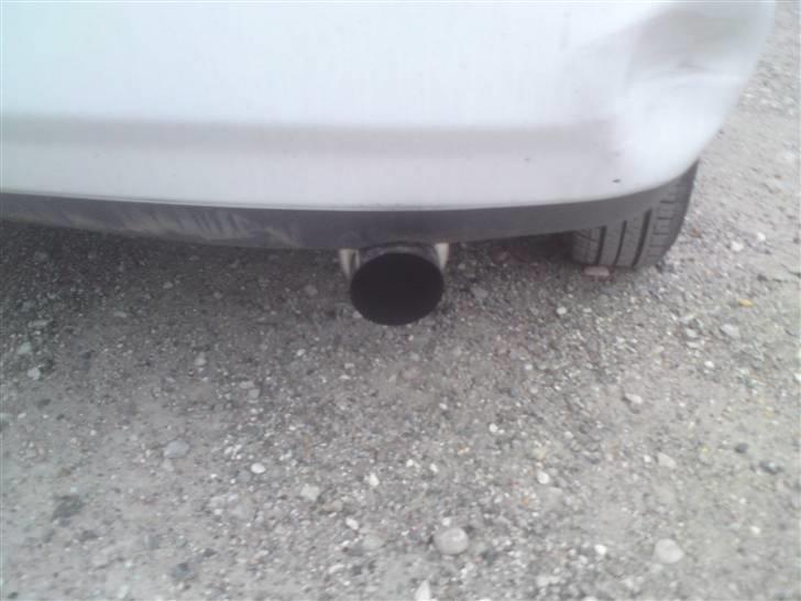 Toyota Corolla E10 1.3 Xli. (skrottet) - Den lille udstødning som giver den lidt brum brum lyd istedet for den fesne lyd den normalt har :P billede 5