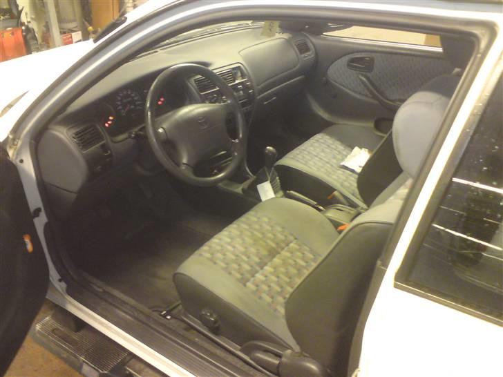 Toyota Corolla E10 1.3 Xli. (skrottet) - Kabinen . den står rigtig flot.  billede 6