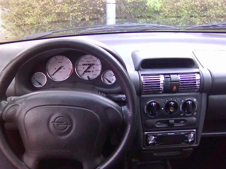 Opel Corsa B 1.4I 16v Sport - Hvide urskiver med aluringe og krome luftdysser billede 10