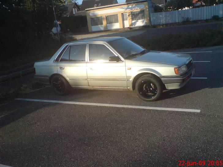 Mazda 323 - Da jeg lige havde fået bilen og malet mine fælge inden sænkning billede 1