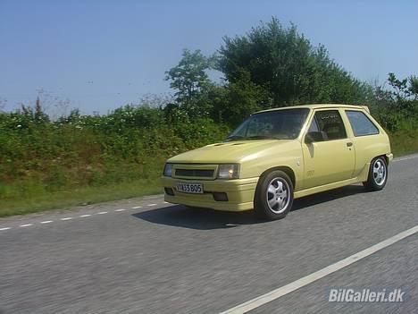 Opel corsa a GT - som den ser ud lige nu.. den skal bare lige ha ordnet par bilka buler, og lidt kosmetisk rust.. så skal den til autolakkeren.. blir nok malet samme farve igen :) billede 10