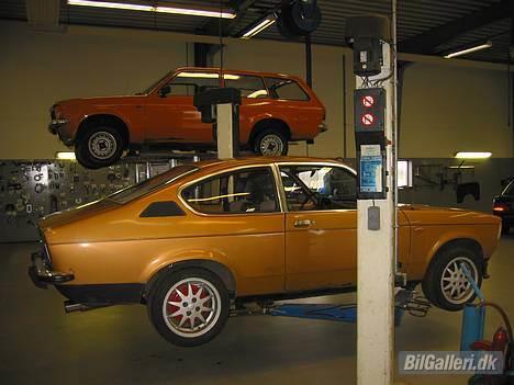 Opel Kadett C Coupé - Begge mine biler på liften billede 14