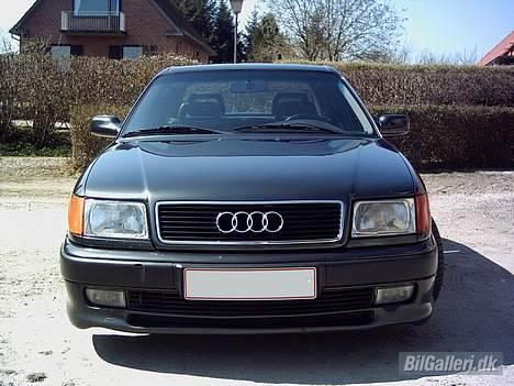 Audi 100 - Lige forfra. Zender forkofanger. Ser egentlig ret godt ud. billede 1