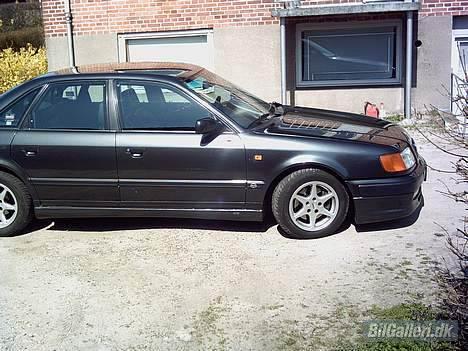Audi 100 - Jeg kunne deværre ikke komme langt nok tilbage til at få røven med. Der står en garage i vejen. billede 2