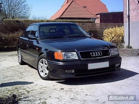 Audi 100 - Skråt forfra. Her kan man også se skørterne. billede 3