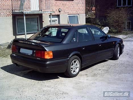 Audi 100 - Et billede bagfra. Så her er ladeporten. billede 8