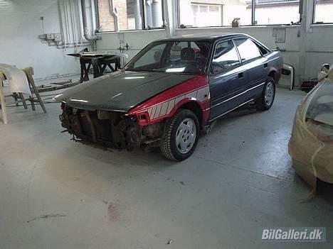 Mazda 626 2.0i GT-16 - Her står den ved maleren. billede 4