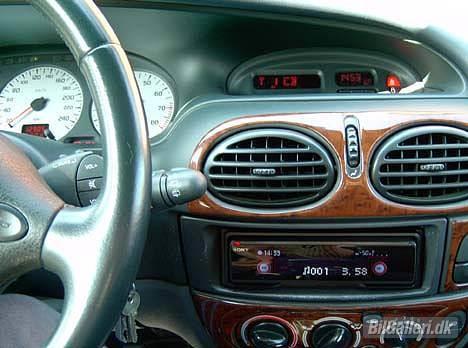 Renault Megane Williams - solgt - Her kan man bl.a. se fjernbetjeningen og det eksterne radiodisplay billede 9