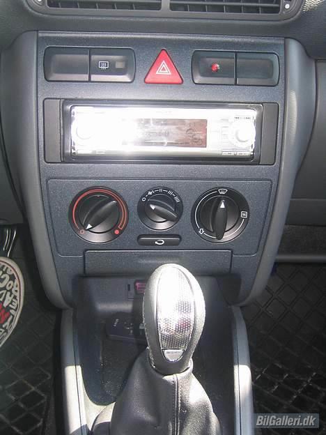 Audi A3 SOLGT - HUD´en, med et glimt af MOMO gear knoppen forneden.. billede 6