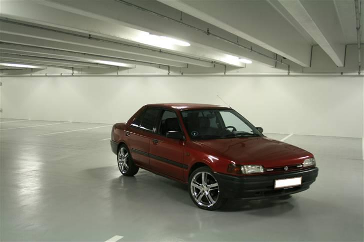 Mazda 323 billede 1