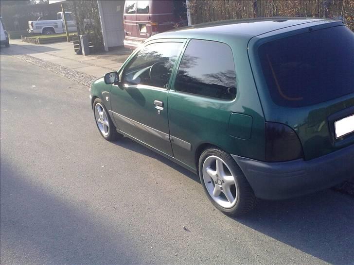 Toyota starlet # solgt/ totalskadet # - Sådan så motor rummet for jeg polerede ventildækslet og satte power rør i ;) billede 1