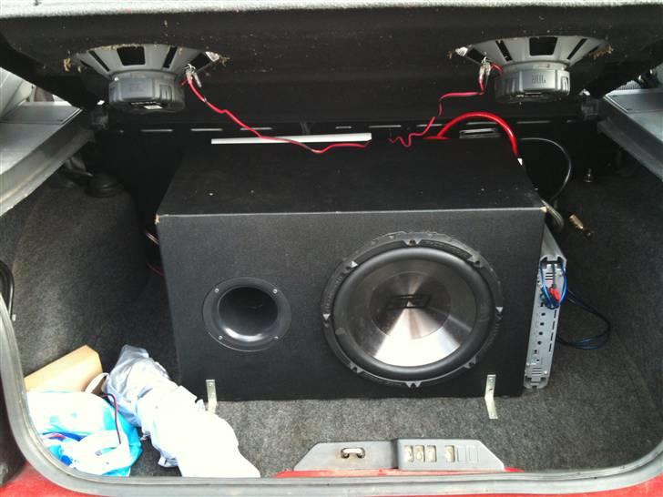 Renault 19 1.8 - Baskassen med forstærkere på siden og bagpå billede 9