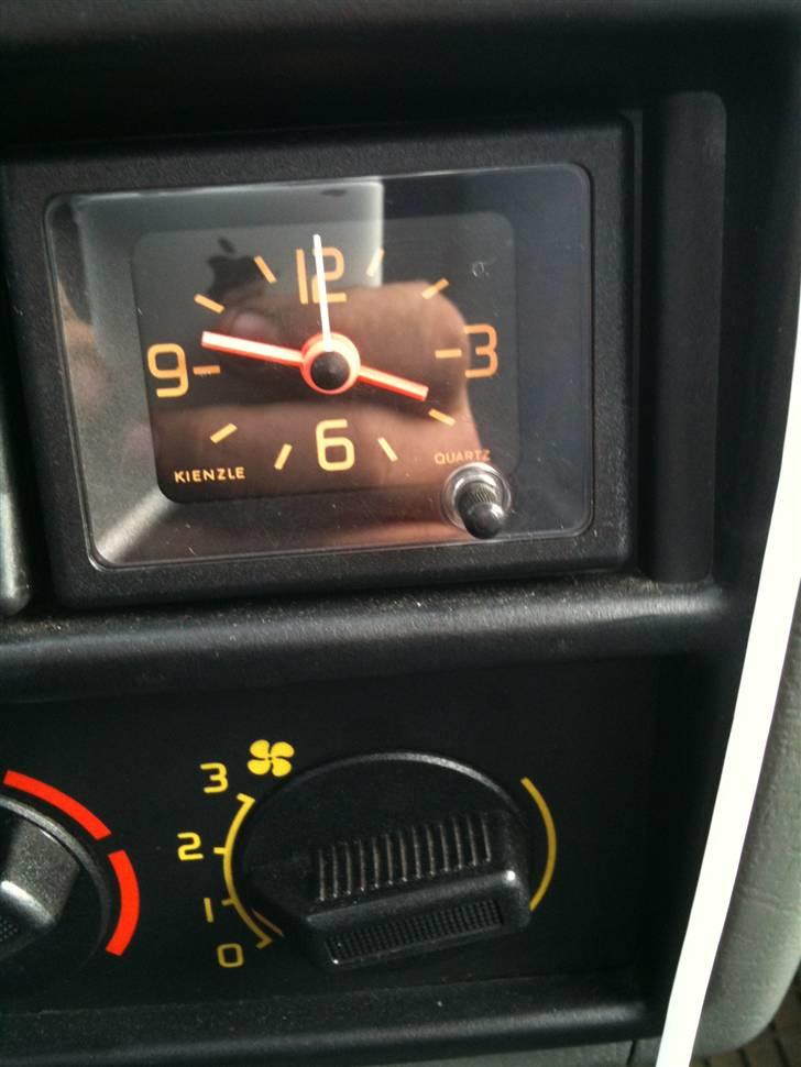 Renault 19 1.8 - Det lille fikse ur der sidder under de midterste luftdyser billede 15