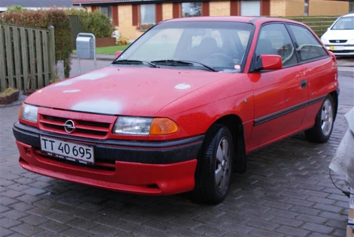 Opel Astra F "Solgt" - bliver lakeret , grunden til de hvide pletter er fordi der er lavet buler og rust :) billede 6