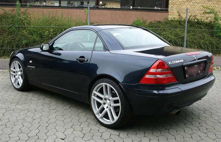 Mercedes Benz SLK 230 Kom. "SOLGT" - Billeder taget af Kleemann efter montering af fælgene.. De havde aldrig sat en 10" på en 98 SLK ;-) billede 1