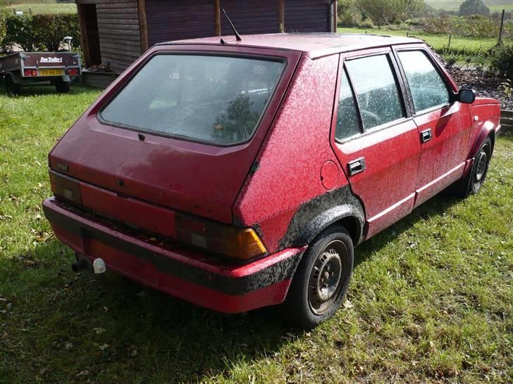 Fiat ritmo turbo diesel - hele højre side med sorte pletter som en sniger zebra billede 4