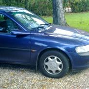Opel Vectra 1,8 16v [TOTAL SKADET]
