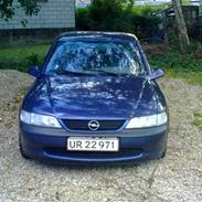 Opel Vectra 1,8 16v [TOTAL SKADET]
