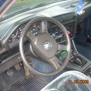 BMW E30 320i